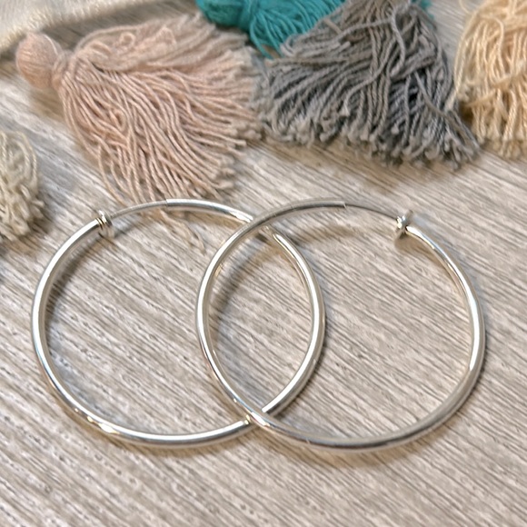 NWT Aloha Clip-On Silver Hoop Earrings - Picture 7 of 8